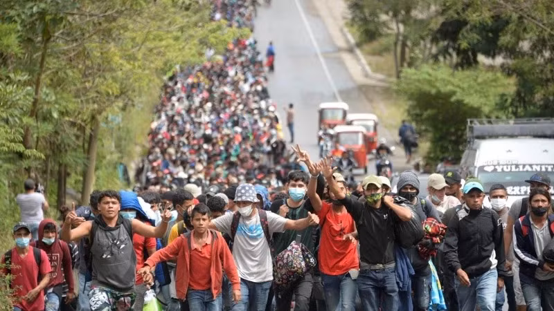 Người di cư Honduras di chuyển tại Camotan, Guatemala trong hành trình tới Mỹ. (Ảnh: AFP/TTXVN)