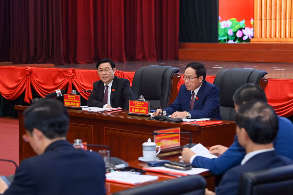 Chủ tịch Quốc hội Vương Đình Huệ phát biểu gợi mở một số nội dung thảo luận tại buổi làm việc.