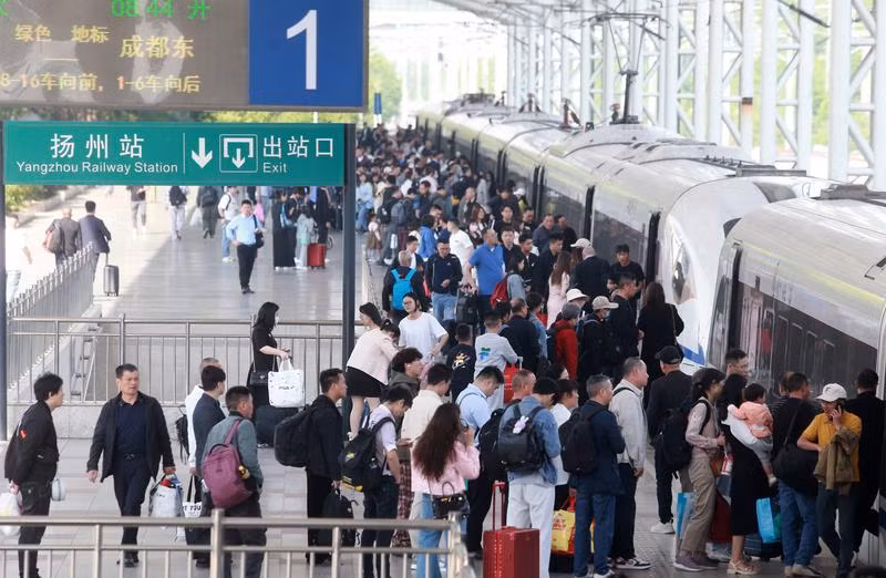 Bến tàu đông nghịt người tại Dương Châu, tỉnh Giang Tô. Dương Châu là một trong những địa phương ghi nhận lưu lượng hành khách tăng mạnh trong dịp này.