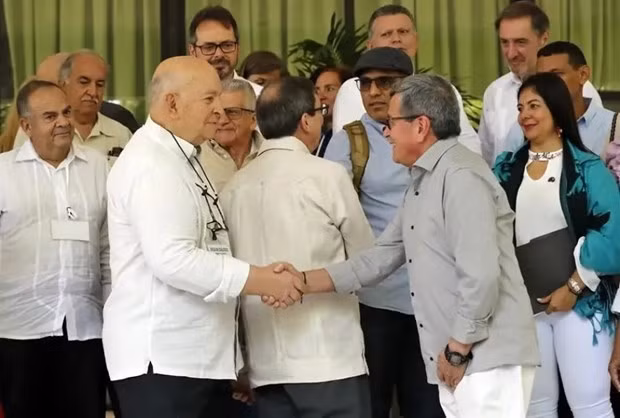 Trưởng đoàn đàm phán của Chính phủ Colombia Otty Patinõ và đứng đầu phái đoàn của ELN Israel Ramírez bắt tay nhau trước khi bước vào vòng đàm phán. (Nguồn: La Patria)