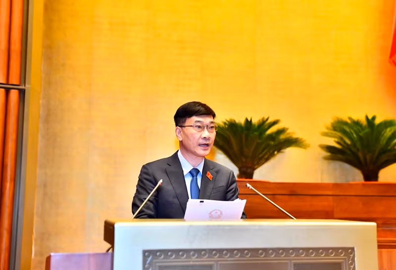 Chủ nhiệm Ủy ban Kinh tế của Quốc hội Vũ Hồng Thanh trình bày Báo cáo giải trình, tiếp thu, chỉnh lý dự thảo Luật Hợp tác xã (sửa đổi) tại phiên họp của Quốc hội chiều 25/5. (Ảnh: ĐĂNG KHOA)