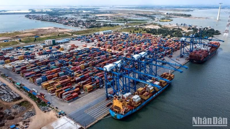 Bốc xếp hàng hóa tại cảng Hải Phòng. (Ảnh: THÀNH ĐẠT) 
