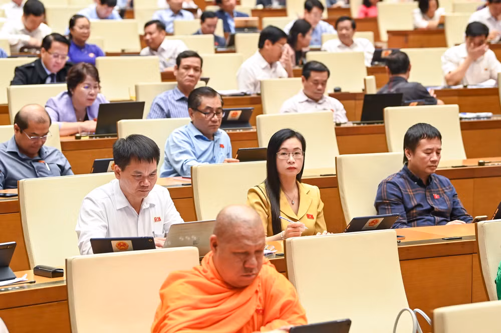 Các đại biểu tham dự phiên họp của Quốc hội sáng 30/10. (Ảnh: DUY LINH)