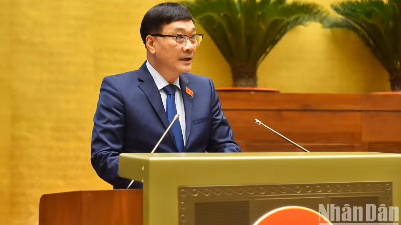 Chủ nhiệm Ủy ban Kinh tế của Quốc Hội Vũ Hồng Thanh trình bày Báo cáo tiếp thu, giải trình và chỉnh lý dự thảo Luật Quy hoạch đô thị và nông thôn. (Ảnh: THỦY NGUYÊN)