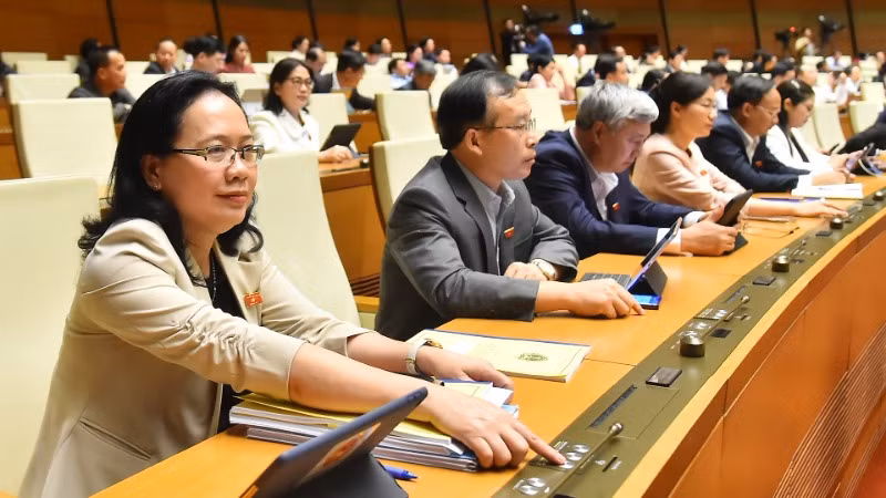 Các đại biểu tiến hành biểu quyết thông qua Luật Quy hoạch đô thị và nông thôn. (Ảnh: THỦY NGUYÊN)