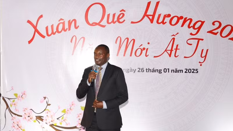 Lãnh sự danh dự Việt Nam tại Uganda, ông King Ceasor phát biểu. Lãnh sự danh dự Việt Nam tại Uganda, ông King Ceasor phát biểu.