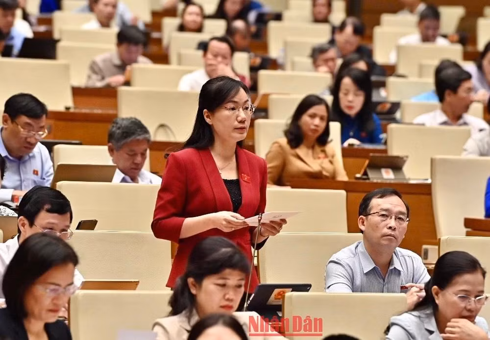 Đại biểu Đỗ Thị Việt Hà - Đoàn đại biểu Quốc hội tỉnh Bắc Giang phát biểu tranh luận. (Ảnh: ĐĂNG KHOA)