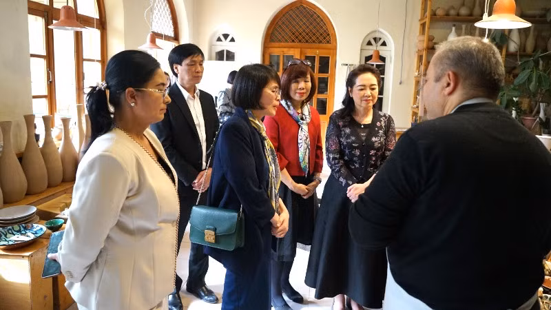 Con trai nghệ nhân gốm Akbar Rakhimov giới thiệu với Phu nhân Nguyễn Thị Thanh Nga những nét văn hóa gốm truyền thống của gia đình và nỗ lực truyền nghề cho thế hệ trẻ.