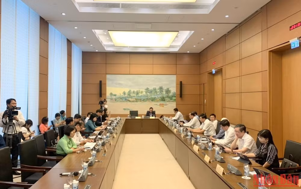 Toàn cảnh thảo luận tại Tổ 12 sáng 26/10.