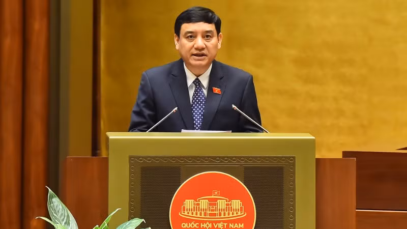 Ủy viên Ủy ban Thường vụ Quốc hội, Chủ nhiệm Ủy ban Văn hóa, Giáo dục của Quốc hội Nguyễn Đắc Vinh trình bày Báo cáo giải trình, tiếp thu, chỉnh lý dự thảo Luật Di sản văn hóa (sửa đổi). (Ảnh: THỦY NGUYÊN)