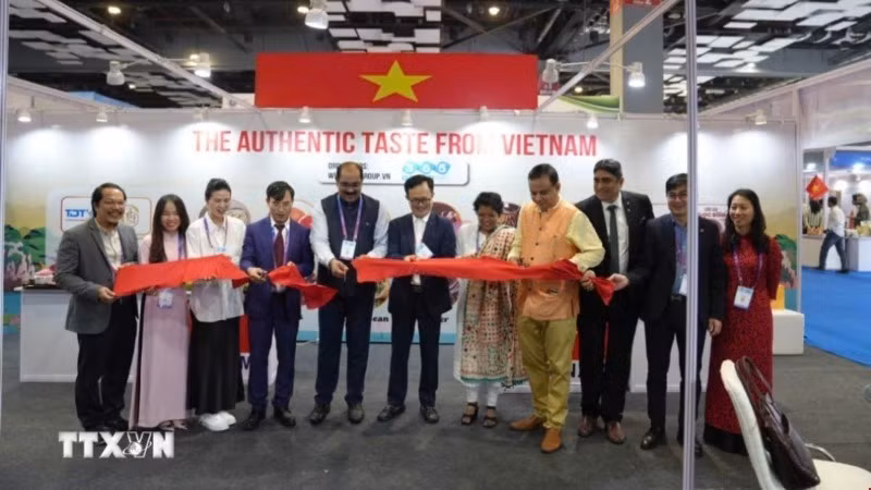 Các đại biểu cắt băng khai trương gian hàng hoa quả và thực phẩm chế biến của Việt Nam tại Hội chợ Thực phẩm thế giới ở Ấn Độ (WFI 2024) lần thứ 3, thủ đô New Delhi, ngày 19/9/2024. (Ảnh: TTXVN)