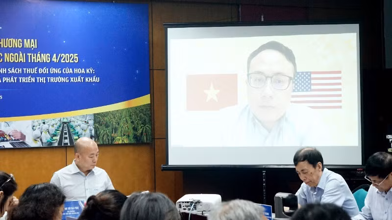 Ông Đỗ Ngọc Hưng, Tham tán Thương mại Việt Nam tại Hoa Kỳ, báo cáo trực tuyến tại hội nghị. (Ảnh: TRUNG HƯNG)