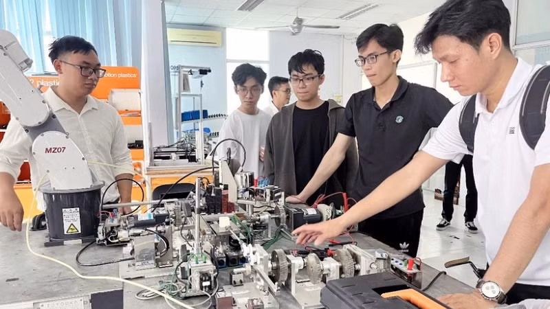 Các sinh viên nghiên cứu thực hành tại Trung tâm đào tạo Khu Công nghệ cao Thành phố Hồ Chí Minh. (Ảnh: TTXVN) Các sinh viên nghiên cứu thực hành tại Trung tâm đào tạo Khu Công nghệ cao Thành phố Hồ Chí Minh. (Ảnh: TTXVN)