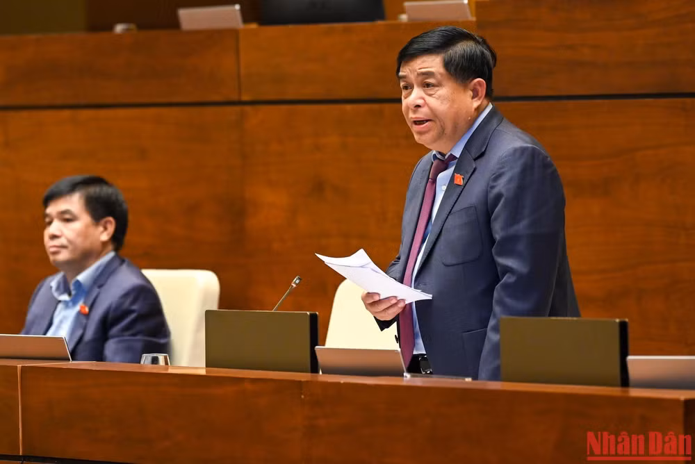 Bộ trưởng Kế hoạch và Đầu tư Nguyễn Chí Dũng giải trình, làm rõ một số vấn đề đại biểu Quốc hội quan tâm. (Ảnh: DUY LINH)