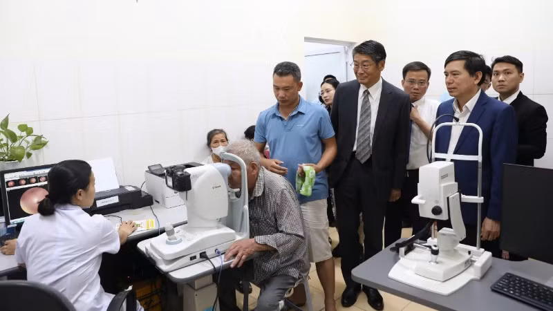 Các đại biểu tham quan phòng khám. (Ảnh: Đại sứ quán Nhật Bản tại Việt Nam cung cấp) Các đại biểu tham quan phòng khám. (Ảnh: Đại sứ quán Nhật Bản tại Việt Nam cung cấp)