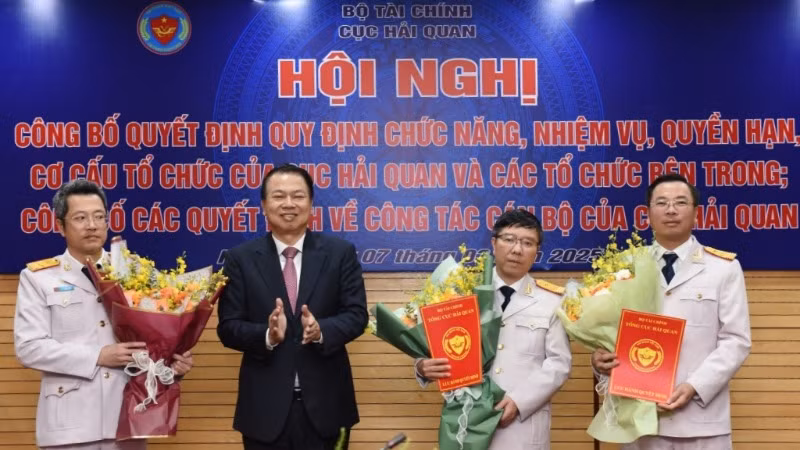 Thứ trưởng Tài chính Nguyễn Đức Chi trao quyết định và tặng hoa chúc mừng 3 Phó Cục trưởng Cục Hải quan.