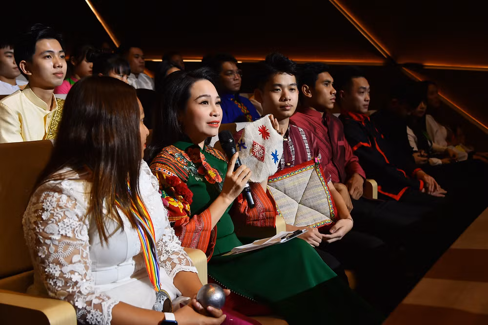 Phần giao lưu với bạn Vi Dương Phong, dân tộc Thái, học sinh lớp 12A1, Trường THPT dân tộc nội trú tỉnh Nghệ An và bạn Thạch Thị Ánh Lan, vận động viên bi sắt người dân tộc Khmer tại buổi lễ. Phần giao lưu với bạn Vi Dương Phong, dân tộc Thái, học sinh lớp 12A1, Trường THPT dân tộc nội trú tỉnh Nghệ An và bạn Thạch Thị Ánh Lan, vận động viên bi sắt người dân tộc Khmer tại buổi lễ.