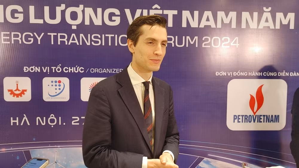 Ông Fabian Hartjes, Bí thư thứ 2 phụ trách Kinh tế và Ngoại giao khí hậu, Đại sứ quán Đức tại Việt Nam chia sẻ với báo chí bên lề diễn đàn. (Ảnh: TRUNG HƯNG) Ông Fabian Hartjes, Bí thư thứ 2 phụ trách Kinh tế và Ngoại giao khí hậu, Đại sứ quán Đức tại Việt Nam chia sẻ với báo chí bên lề diễn đàn. (Ảnh: TRUNG HƯNG)