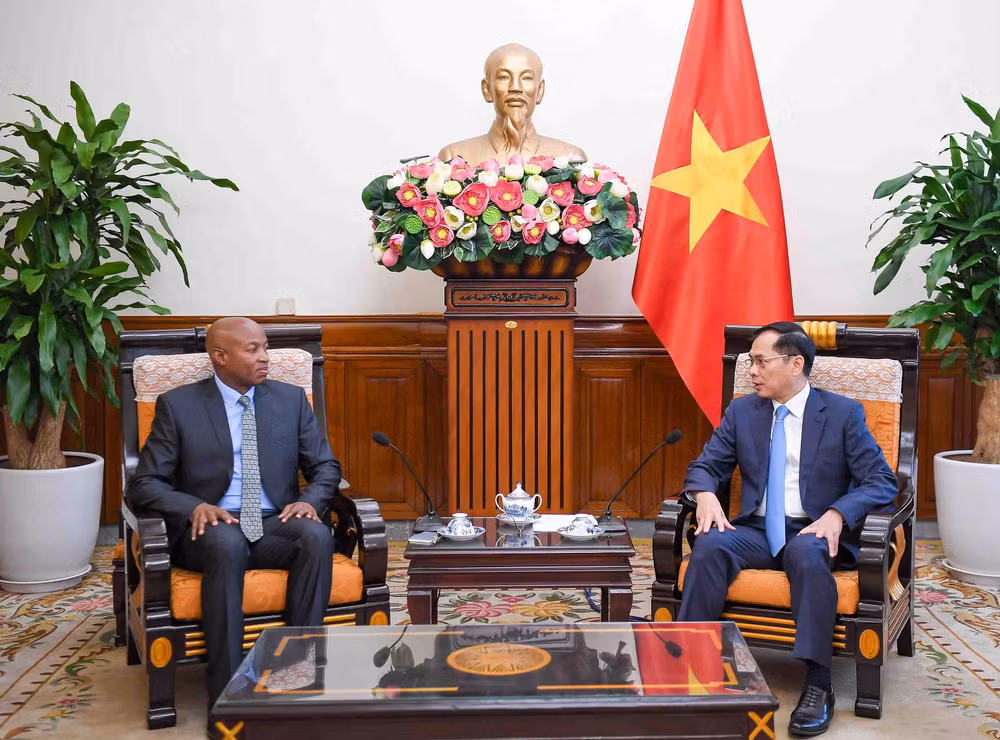 Phó Thủ tướng, Bộ trưởng Ngoại giao Bùi Thanh Sơn tiếp Thứ trưởng Ngoại giao và Hợp tác Đông Phi Tanzania Cosato David Chumi. Phó Thủ tướng, Bộ trưởng Ngoại giao Bùi Thanh Sơn tiếp Thứ trưởng Ngoại giao và Hợp tác Đông Phi Tanzania Cosato David Chumi.