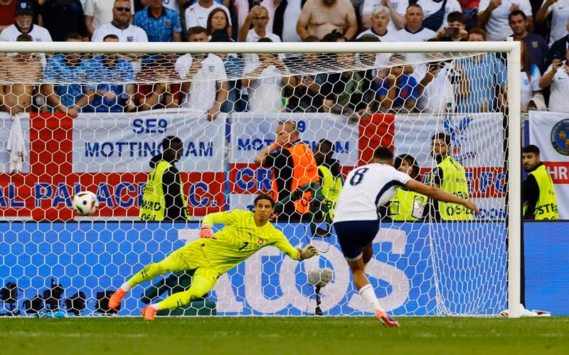 Trent Alexander-Arnold thực hiện thành công lượt sút luân lưu quyết định, đưa Anh vào bán kết. (Ảnh: Reuters)