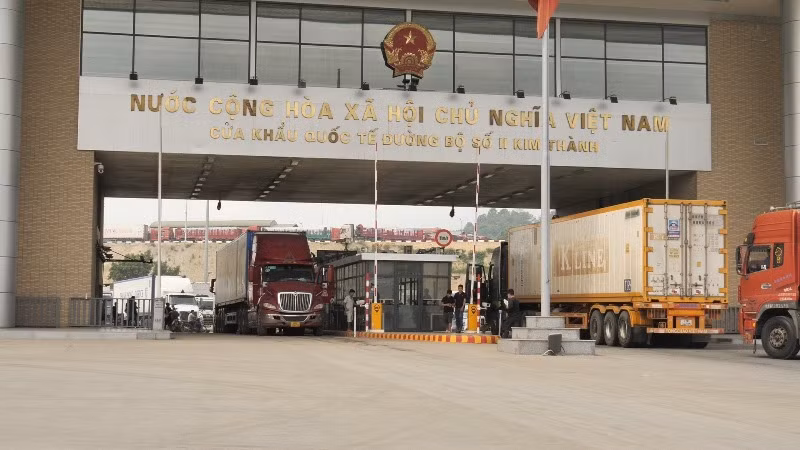 Hoạt động xuất nhập hàng hóa tại Cửa khẩu quốc tế đường bộ số 2 Kim Thành (Lào Cai). (Ảnh: THÀNH TÂM) 