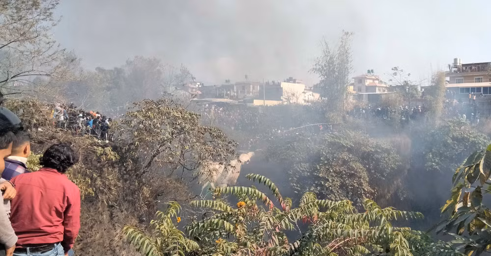 Lực lượng cứu hộ Nepal có mặt tại hiện trường vụ tai nạn. (Ảnh: Reuters)