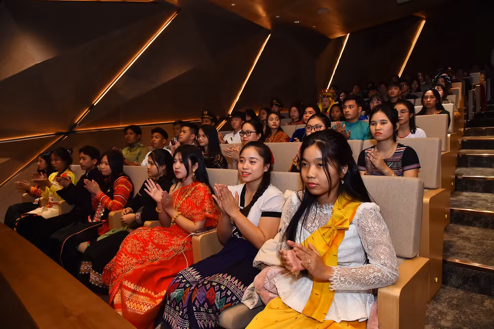 Các học sinh, sinh viên, thanh niên dân tộc thiểu số xuất sắc, tiêu biểu tham dự Lễ tuyên dương tối 26/12. Các học sinh, sinh viên, thanh niên dân tộc thiểu số xuất sắc, tiêu biểu tham dự Lễ tuyên dương tối 26/12.