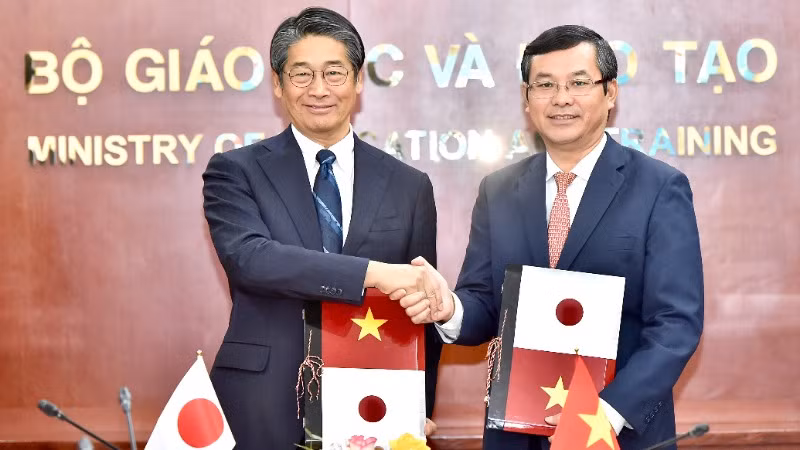 Trao đổi văn kiện dự án viện trợ không hoàn lại Chương trình học bổng phát triển nguồn nhân lực JDS. (Ảnh: Đại sứ quán Nhật Bản cung cấp) 