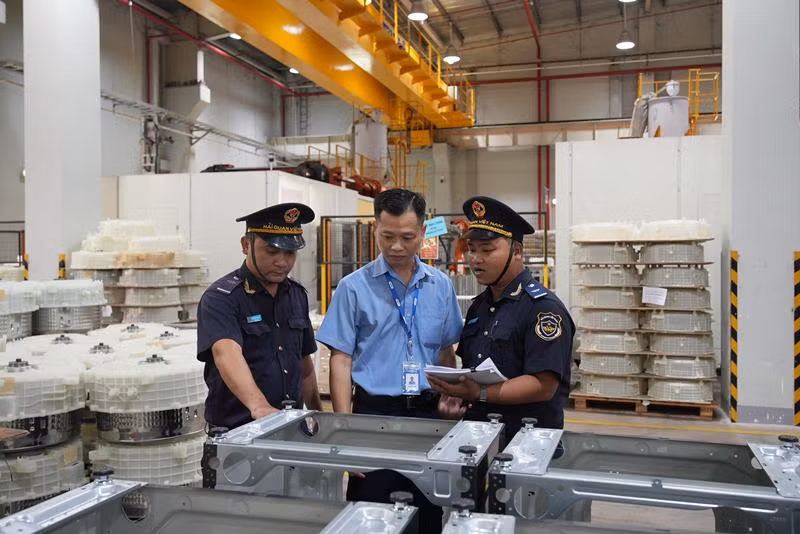 Hải quan Việt Nam đã và đang đẩy mạnh việc ứng dụng công nghệ thông tin, công nghệ số, nhằm giúp cơ quan hải quan tăng cường hiệu quả quản lý, tạo thuận lợi thương mại. (Ảnh minh họa: CPV) Hải quan Việt Nam đã và đang đẩy mạnh việc ứng dụng công nghệ thông tin, công nghệ số, nhằm giúp cơ quan hải quan tăng cường hiệu quả quản lý, tạo thuận lợi thương mại. (Ảnh minh họa: CPV)