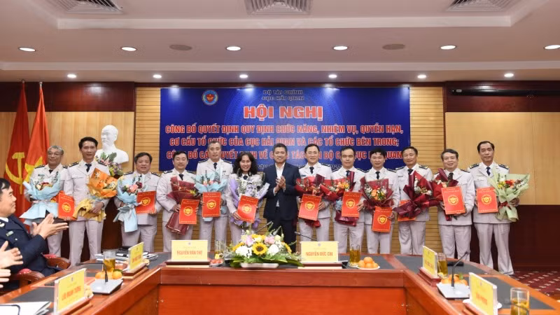 Trao quyết định cho các Trưởng ban, Chi cục trưởng và tương đương khối Cục Hải quan. Trao quyết định cho các Trưởng ban, Chi cục trưởng và tương đương khối Cục Hải quan.