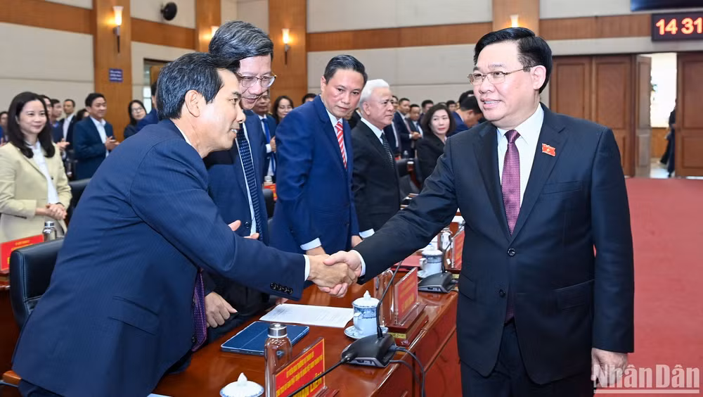 Chủ tịch Quốc hội Vương Đình Huệ với các đồng chí Ban Chấp hành Đảng bộ thành phố Hải Phòng.