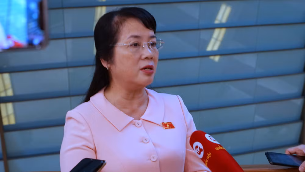 Đại biểu Trần Kim Yến (Thành phố Hồ Chí Minh) trao đổi với phóng viên bên hành lang Quốc hội. (Ảnh: TRUNG HƯNG) Đại biểu Trần Kim Yến (Thành phố Hồ Chí Minh) trao đổi với phóng viên bên hành lang Quốc hội. (Ảnh: TRUNG HƯNG)