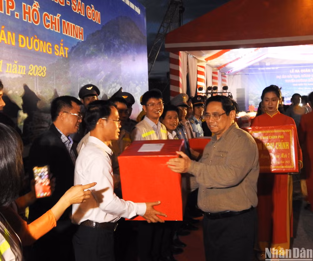 Thủ tướng Chính phủ Phạm Minh Chính tặng quà chúc Tết đội ngũ kỹ sư, công nhân thi công dự án.