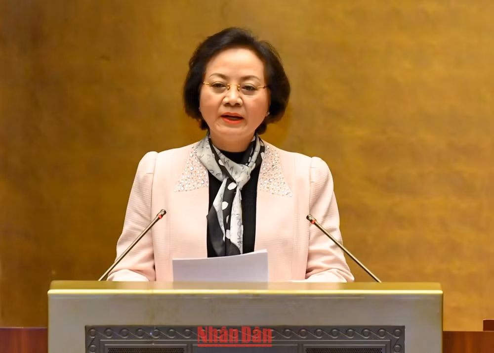 Bộ trưởng Nội vụ Phạm Thị Thanh Trà, thừa ủy quyền của Thủ tướng Chính phủ, trình bày Tờ trình về dự thảo Nghị quyết của Quốc hội về thời hiệu xử lý kỷ luật đối với cán bộ, công chức, viên chức. (Ảnh: THỦY NGUYÊN)