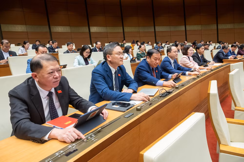 Quốc hội biểu quyết thông qua Nghị quyết về một số cơ chế, chính sách đặc thù thực hiện các chương trình mục tiêu quốc gia. (Ảnh: DUY LINH)