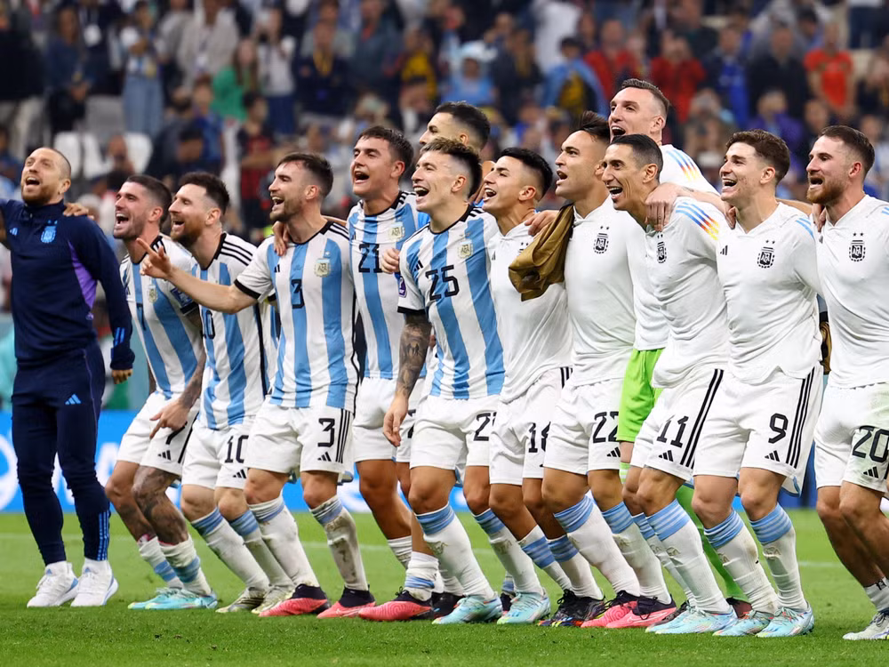 Messi và các đồng đội ăn mừng tấm vé vào chung kết World Cup. (Ảnh: Reuters)
