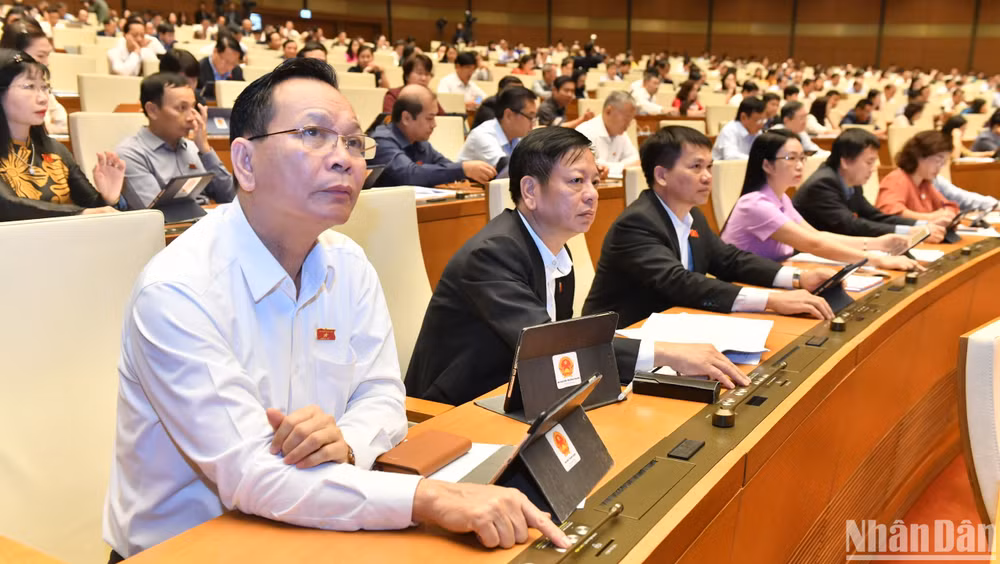 Quốc hội biểu quyết thông qua Luật Nhà ở (sửa đổi) bằng hình thức biểu quyết điện tử. (Ảnh: ĐĂNG KHOA) 