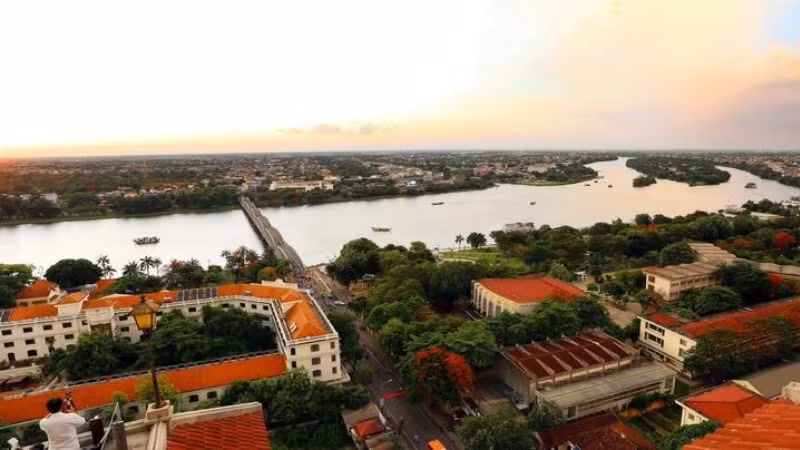 Một góc thành phố Huế nhìn từ cầu Trường Tiền về phía Cồn Hến. (Ảnh: TTXVN) 