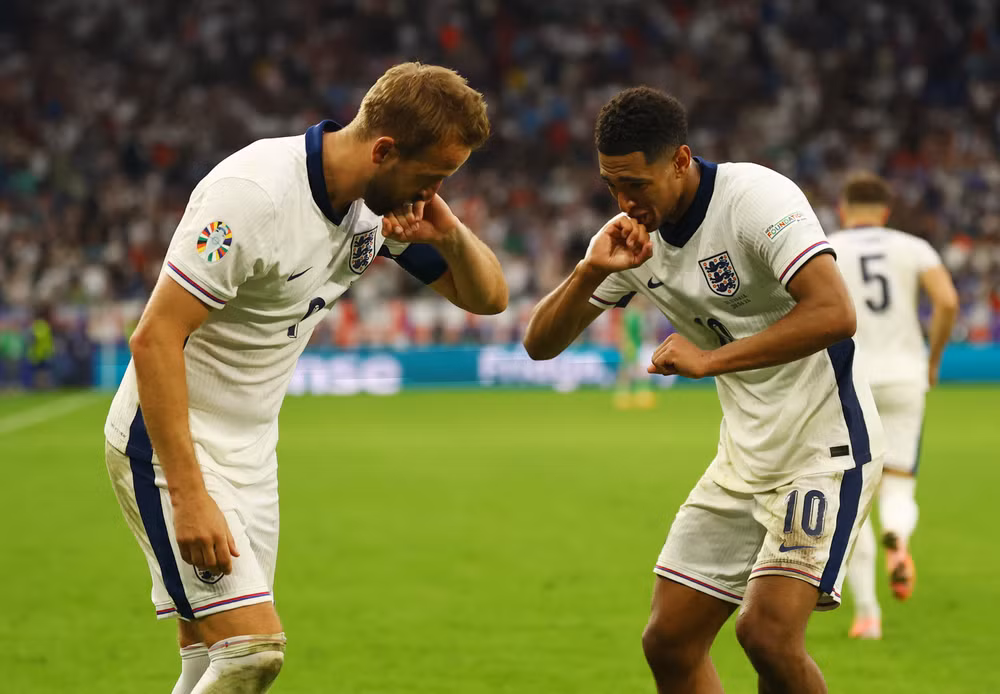 Harry Kane ăn mừng bàn thắng cùng đồng đội Jude Bellingham. (Ảnh: Reuters) Harry Kane ăn mừng bàn thắng cùng đồng đội Jude Bellingham. (Ảnh: Reuters)