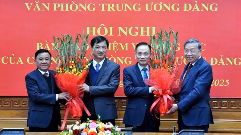 Tổng Bí thư Tô Lâm và Thường trực Ban Bí thư Trần Cẩm Tú tặng hoa chúc mừng đồng chí Nguyễn Duy Ngọc và đồng chí Lê Hoài Trung. (Ảnh: ĐĂNG KHOA) Tổng Bí thư Tô Lâm và Thường trực Ban Bí thư Trần Cẩm Tú tặng hoa chúc mừng đồng chí Nguyễn Duy Ngọc và đồng chí Lê Hoài Trung. (Ảnh: ĐĂNG KHOA)