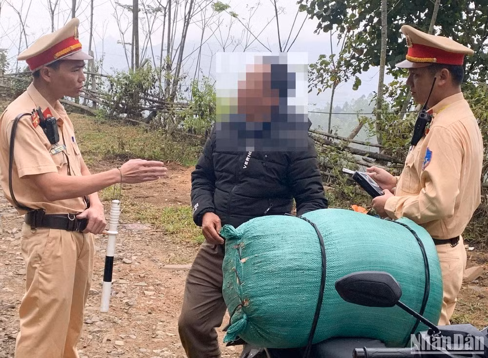 Sau hơn 30 phút kiên trì thuyết phục, ông Thào A. T. vẫn nhất quyết không chấp hành.