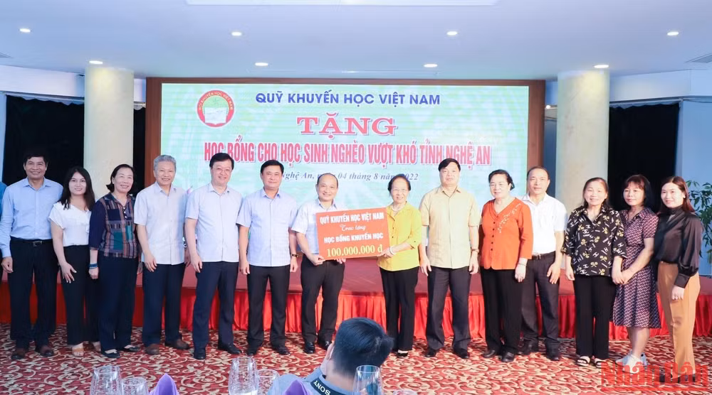Trao 100 triệu đồng học bổng cho học sinh nghèo vượt khó ở Nghệ An.