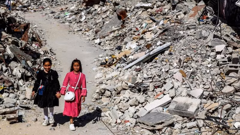 Trẻ em Palestine ở trại tị nạn Jabalia, phía bắc Dải Gaza, ngày 31/3/2025. (Ảnh: Xinhua) 
