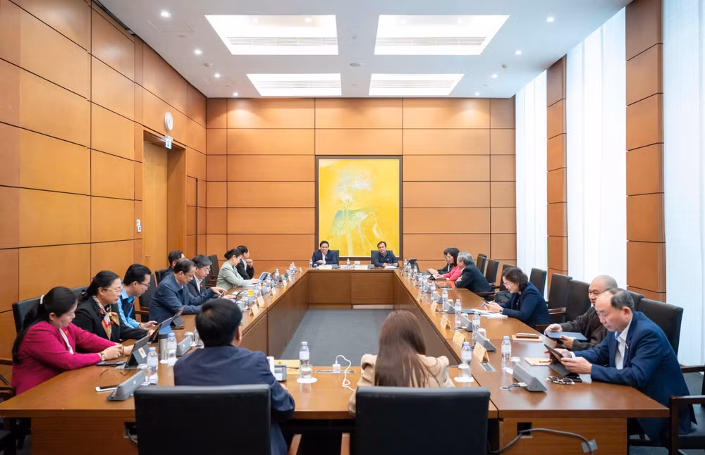 Thủ tướng Phạm Minh Chính và các đại biểu Quốc hội thảo luận tại tổ. (Ảnh: DUY LINH)