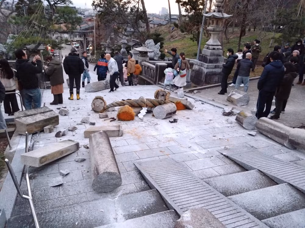 Cổng torii tại đền Ono-Hiyoshi ở Kanazawa, tỉnh Ishikawa, đã bị sập sau trận động đất. (Ảnh: KYODO)