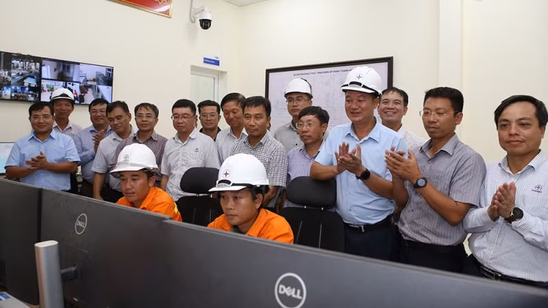 Lãnh đạo EVNNPT chứng kiến thời khắc đóng điện dự án tại Trạm biến áp 500kV Thanh Hóa.