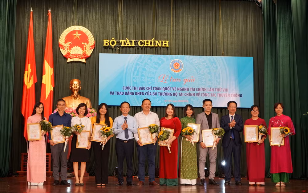 Trao giải C cho các tác giả và đại diện nhóm tác giả đoạt giải. (Ảnh: TRUNG HƯNG)