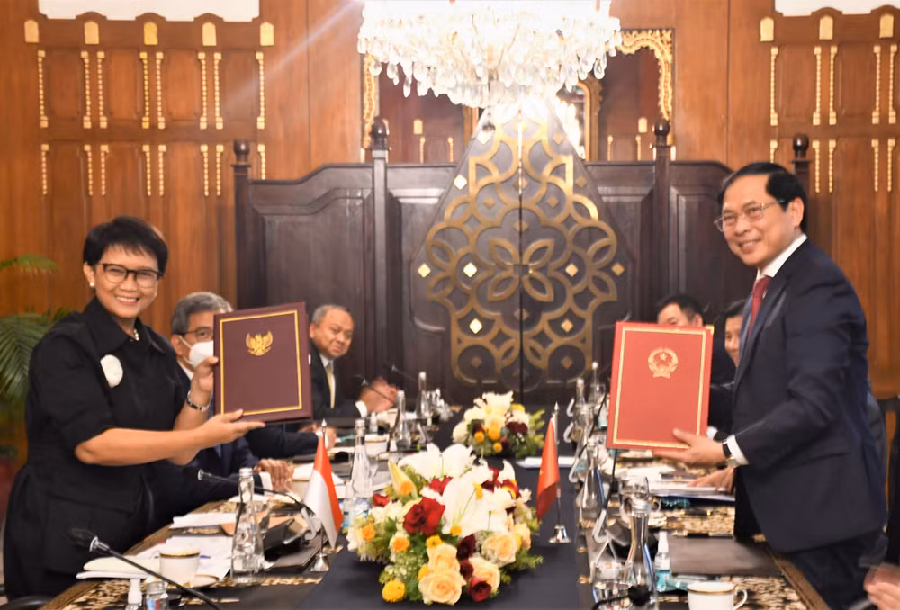 Bộ trưởng Ngoại giao Bùi Thanh Sơn và Bộ trưởng Ngoại giao Indonesia Retno Marsudi ký kết các văn kiện hợp tác. (Ảnh: VOV) Bộ trưởng Ngoại giao Bùi Thanh Sơn và Bộ trưởng Ngoại giao Indonesia Retno Marsudi ký kết các văn kiện hợp tác. (Ảnh: VOV)