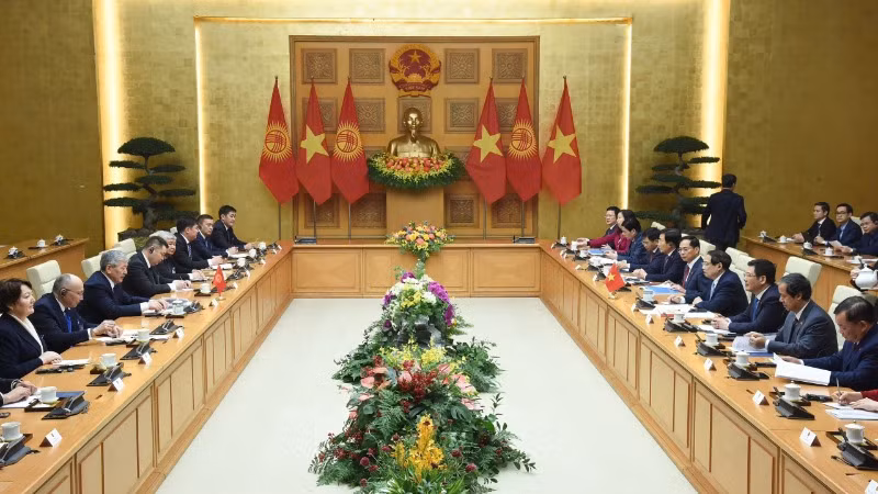 Thủ tướng Phạm Minh Chính hội đàm với Thủ tướng Kyrgyzstan Adylbek Kasimalyev. (Ảnh: TRẦN HẢI)