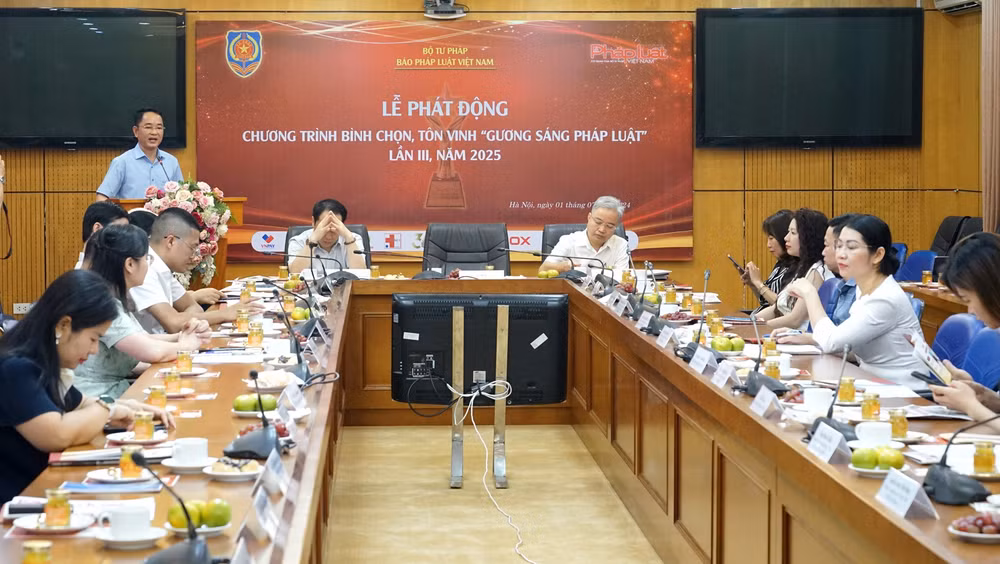 Toàn cảnh lễ Phát động chương trình bình chọn, tôn vinh “Gương sáng pháp luật” lần 3 năm 2025. (Ảnh: TRUNG HƯNG)
